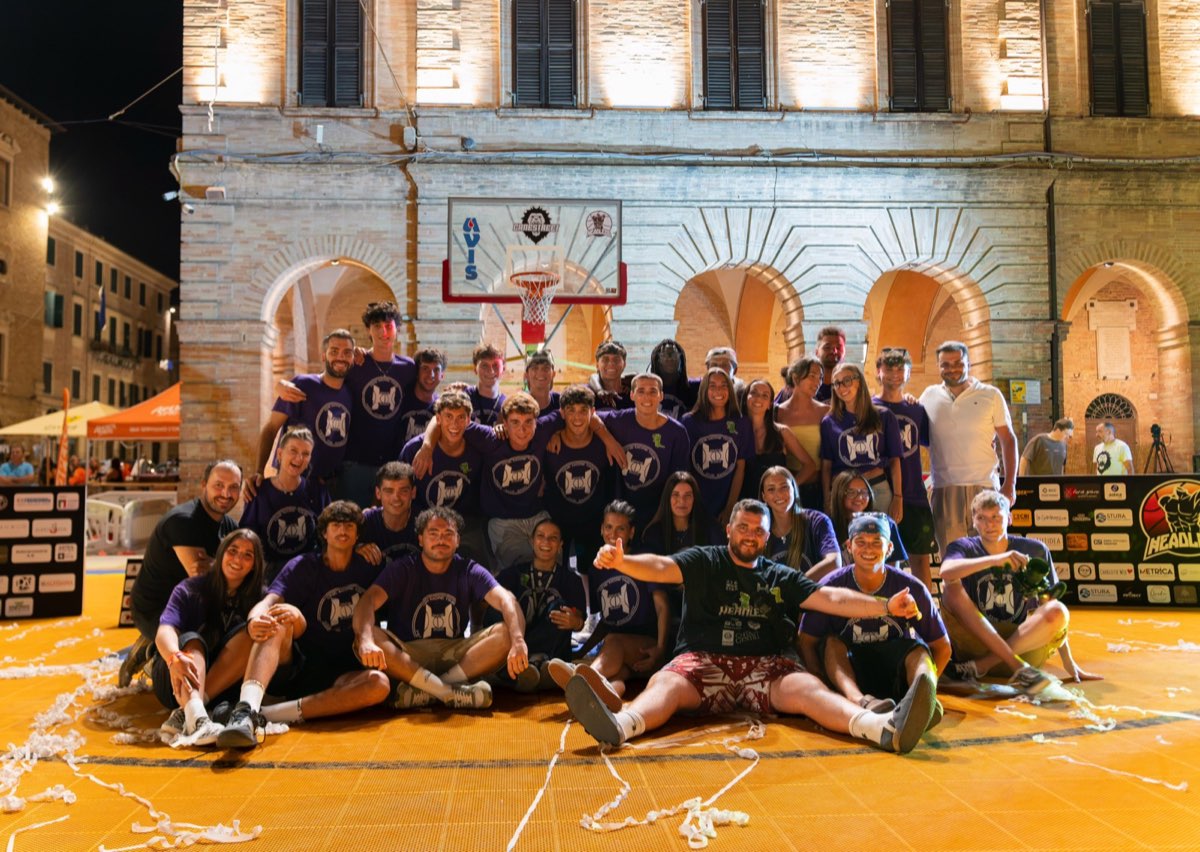 Lo staff Headless in Piazza Boccolino al termine del torneo