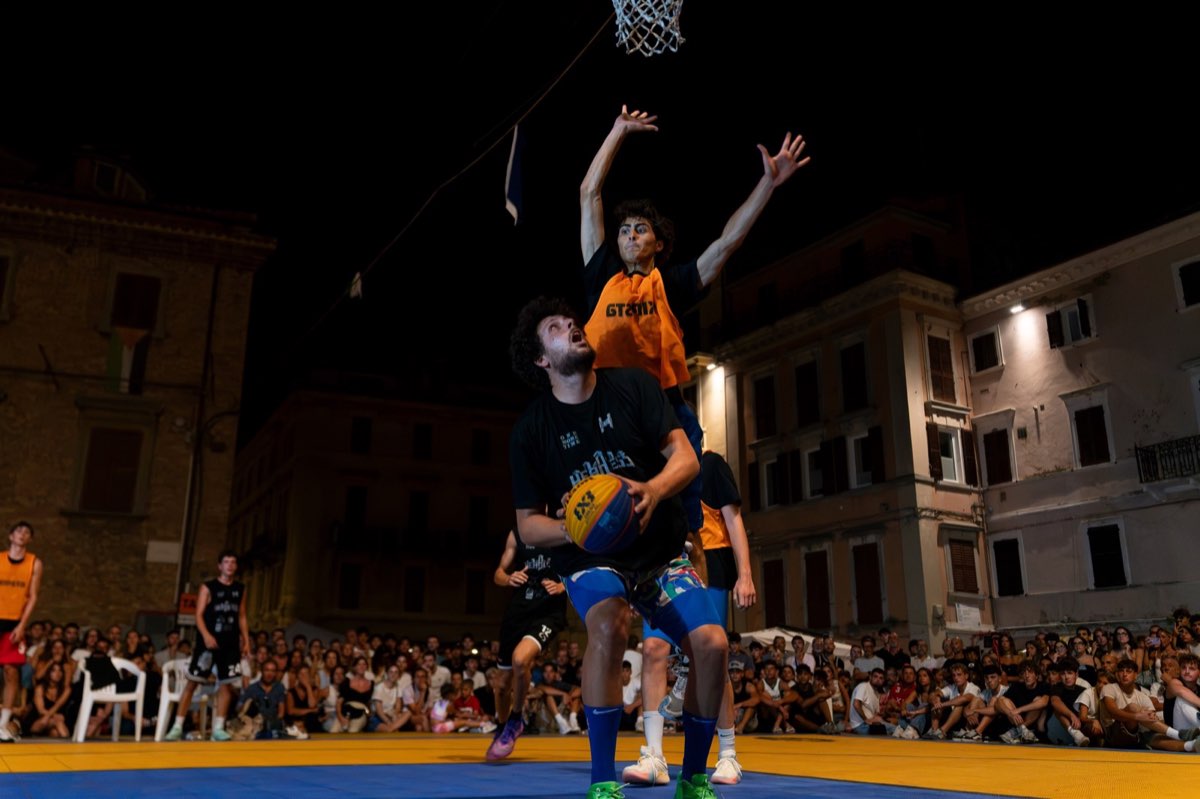 Basket Headless in Piazza Boccolino